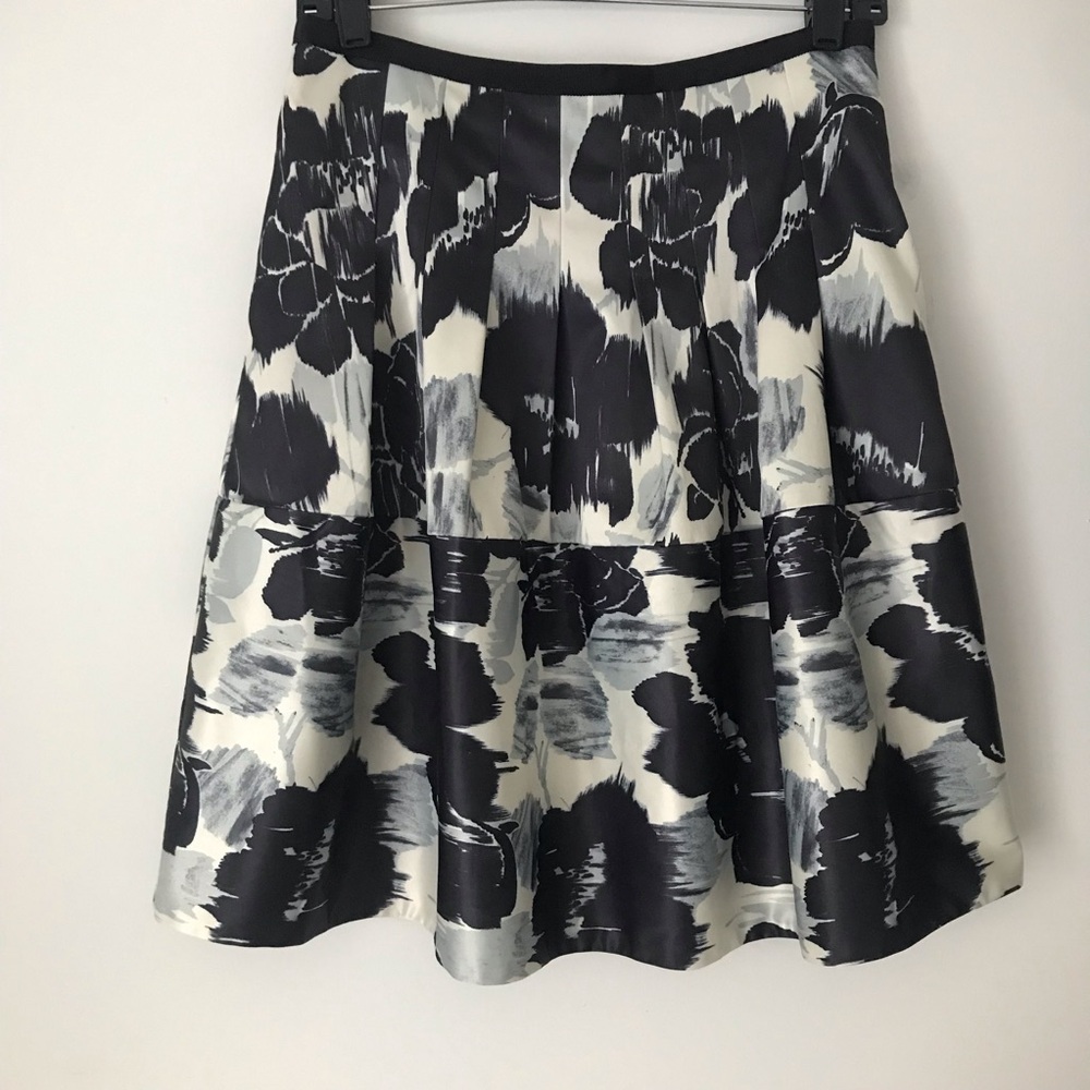 LIKE NEW! The Limited Sz 2 Skirt Grey Black Floral Pleated Flare A-Line …